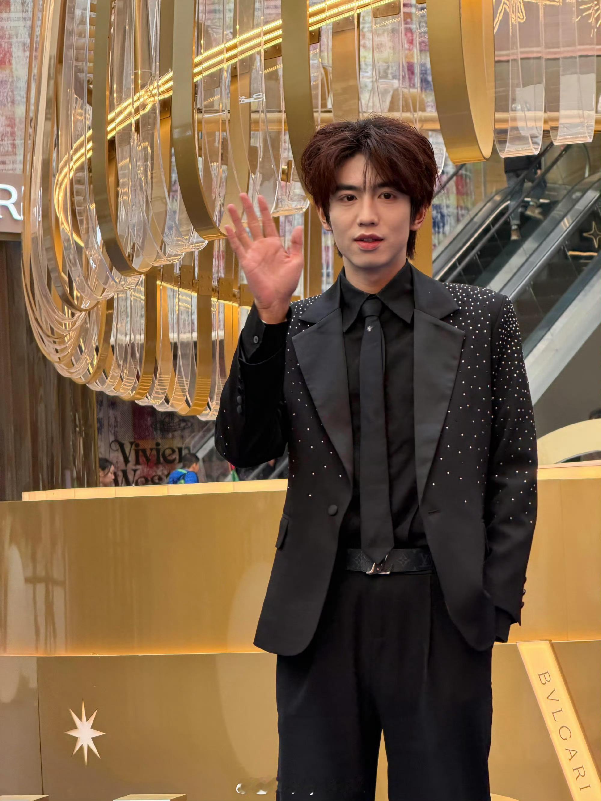 张凌赫自己都生不出这么像的点开热搜我以为是说这个  哈哈啊哈 