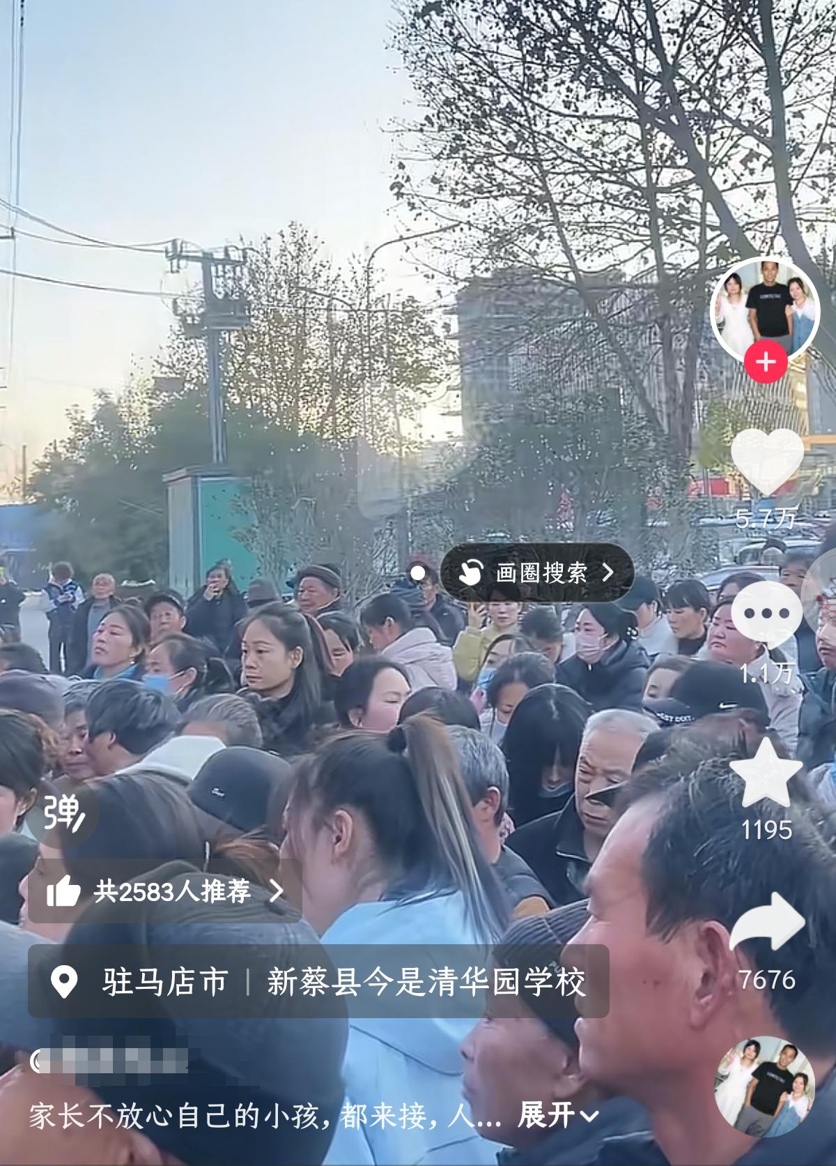 新蔡县今是清华园学校，
目前的现状就是校门口围满了家长，
都是来接孩子回家的，这