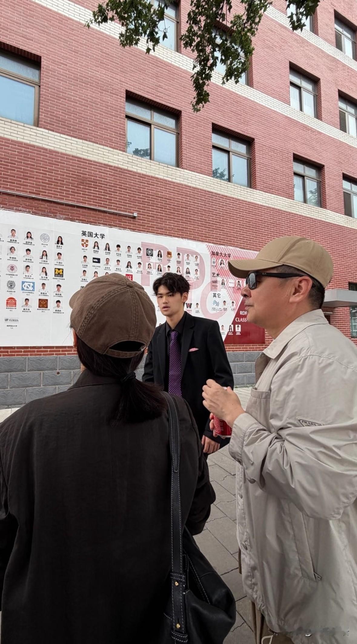 陈建斌蒋勤勤参加大儿子小老虎的毕业典礼。
19岁的小老虎个子好高啊！小老虎是妥妥