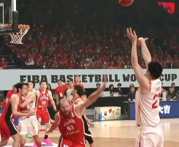 半场落后两位数！央视解说员直言，中国男篮与日本男篮有差距！
在国际篮联世预赛亚洲