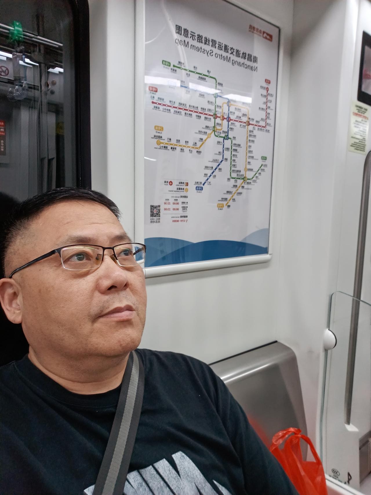 昨天从四姐家回来，在路上看到有卖香蕉的，挺便宜，2.5元一斤，整了两斤。

坐4