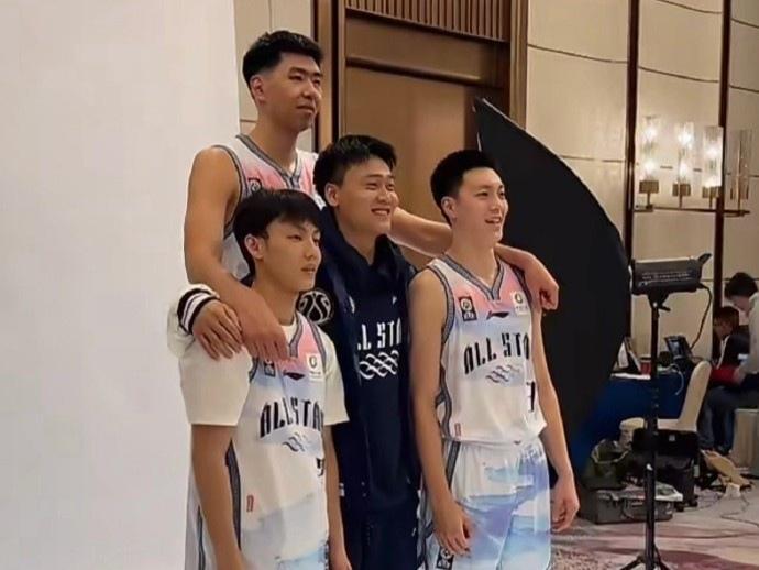 CBA最新消息：据知名篮球自媒体人麦穗丰发文：龙狮男篮最后关头被里勒三分绝杀，遗