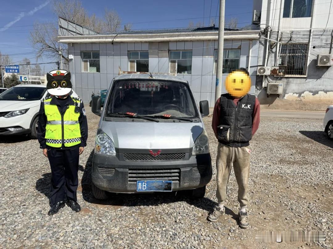 青海一男子无证+报废车上路，两项违法换来拘留罚款+车辆报废！
 
无视交规、心存