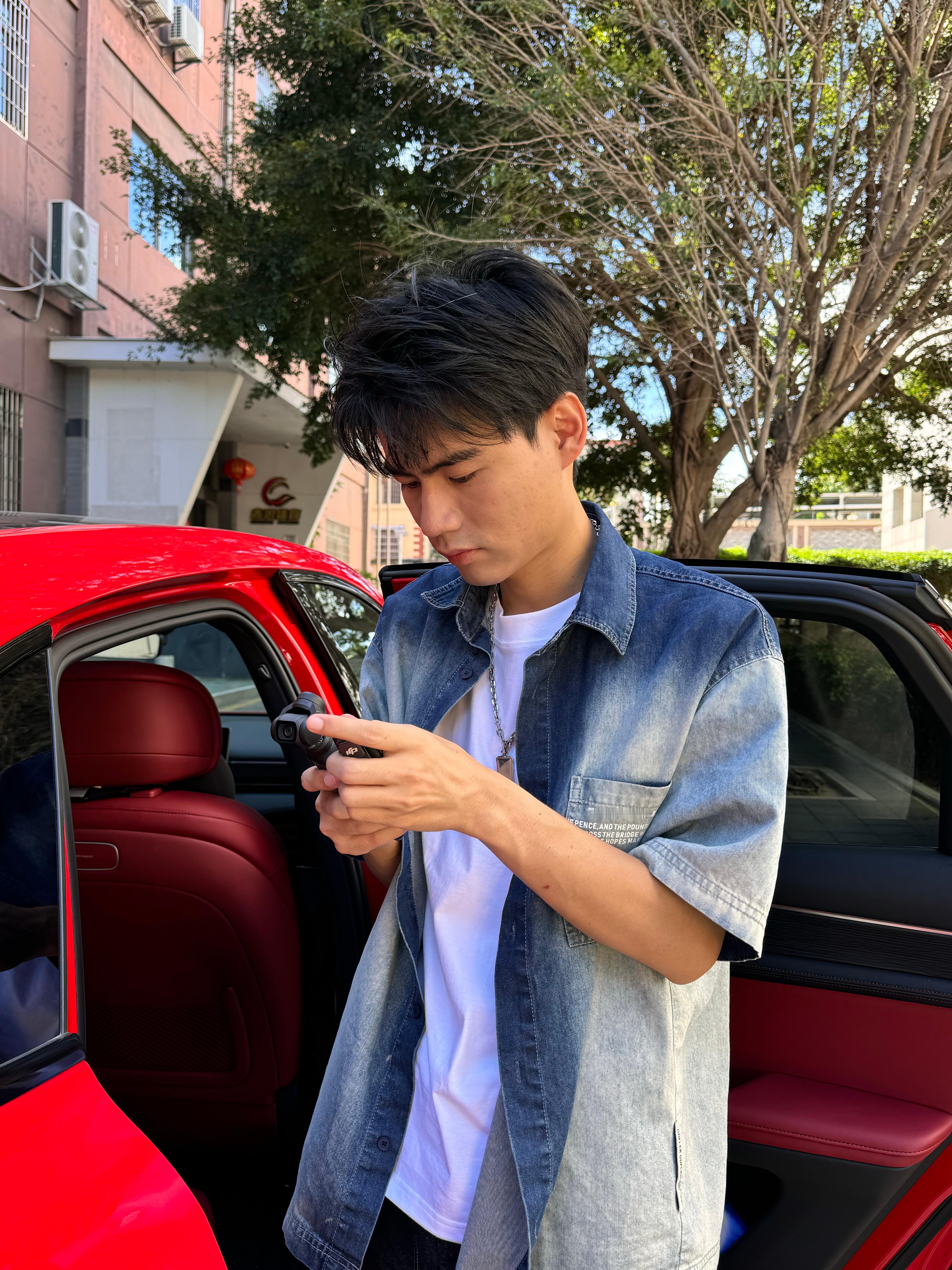 我很想知道我出差的时候，小林一天日常是咋样的，特么的微信不回，微博也不发，能不能