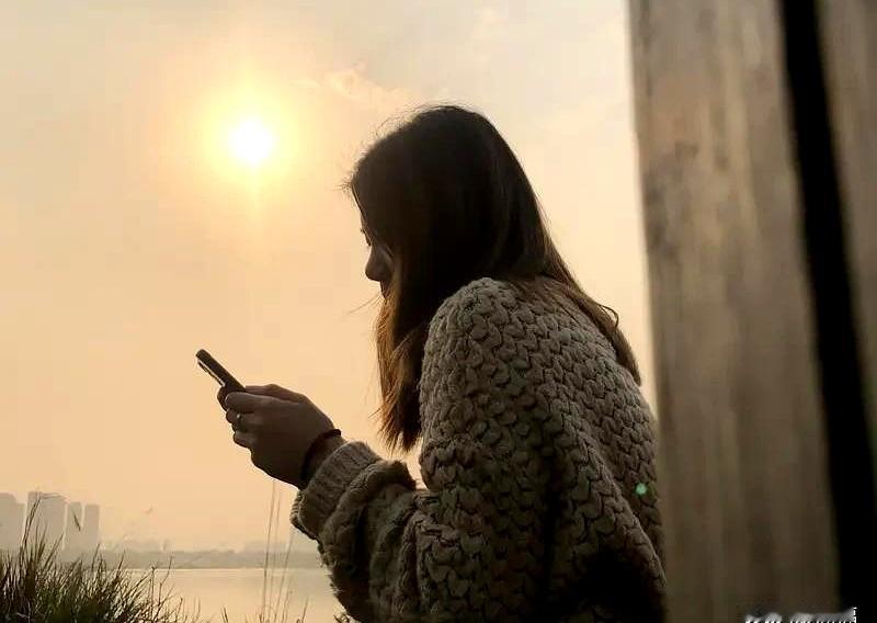 昨晚还在对你连发六十秒语音的人,今天像旧账号一样彻底离线,这种“突然断联”在社交
