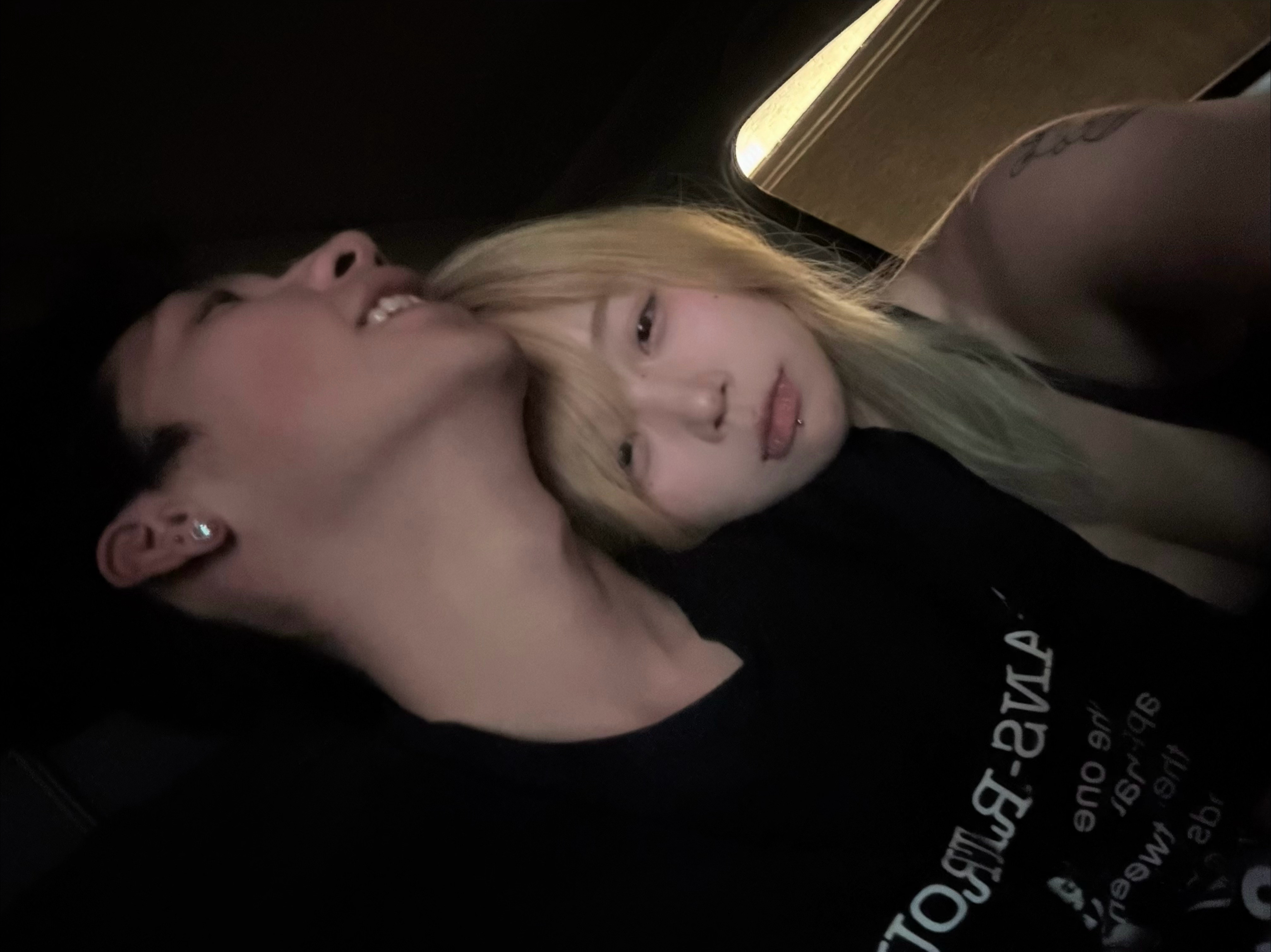 -我总说无爱更轻松 可直到我遇见了一个比我自己还爱我的恋人才知道 爱让人幸福 