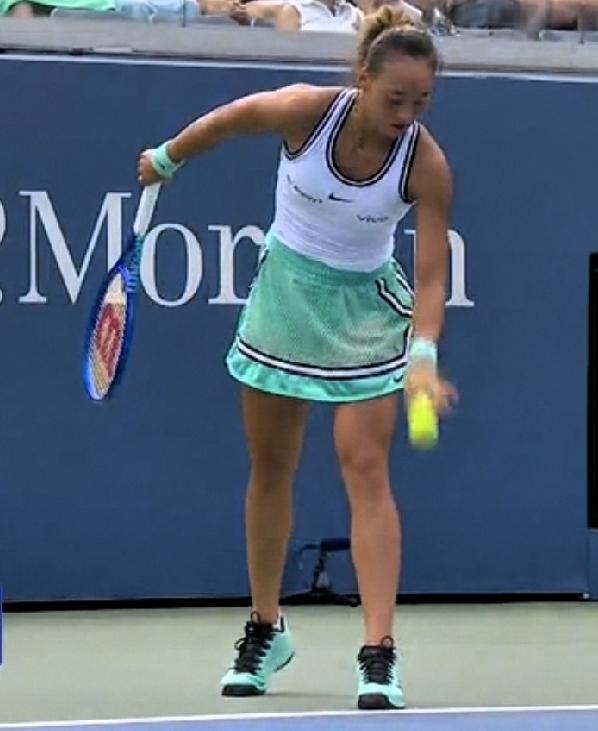 郑钦文第二盘状态好转，前3局2个发球局一分未丢，强势保发，凯斯第1个发球局，逼出