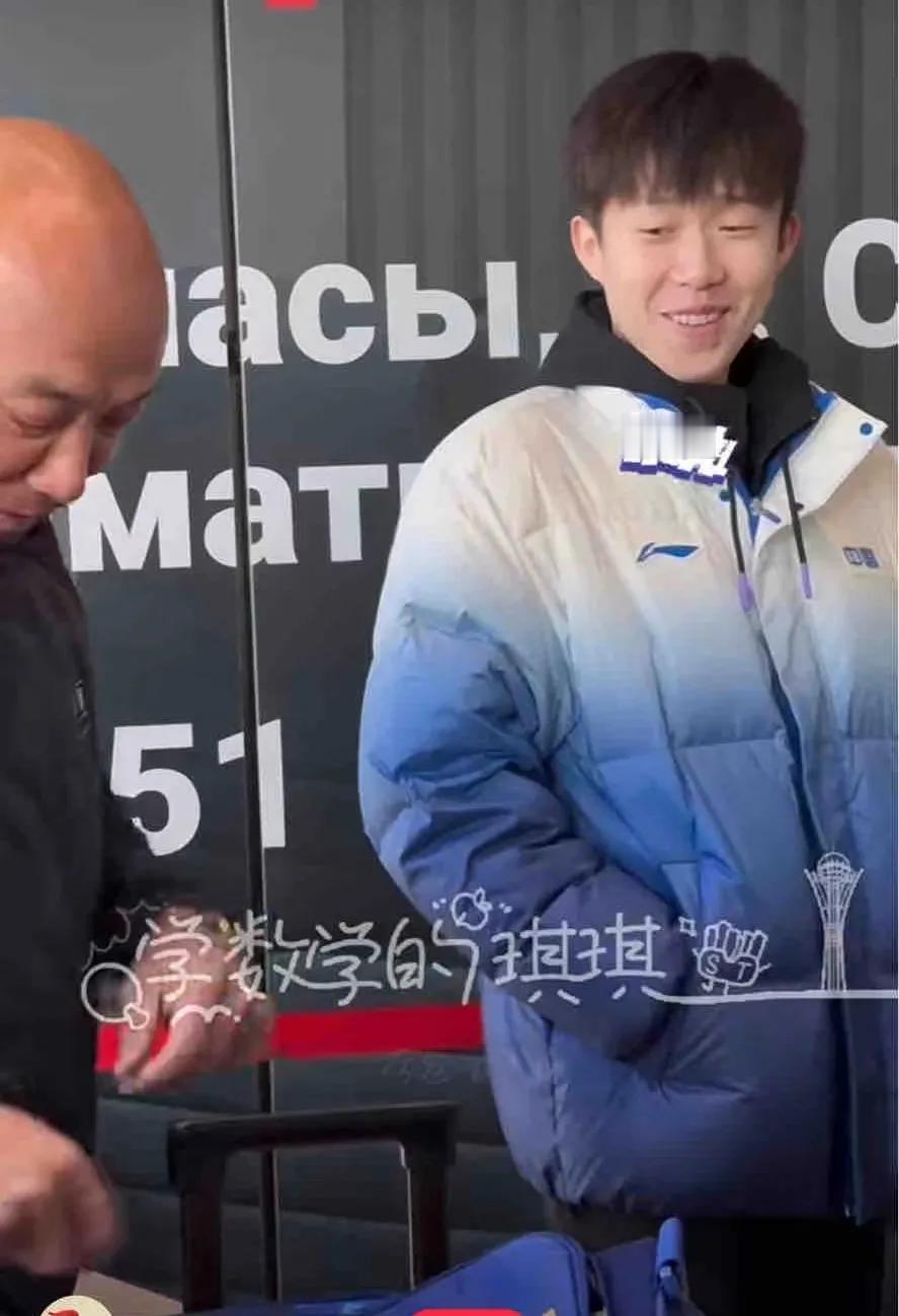 肖战、王楚钦回国等待值机时候，
肖指导拿出来自己的皮夹子，
一旁的楚钦看着他的夹