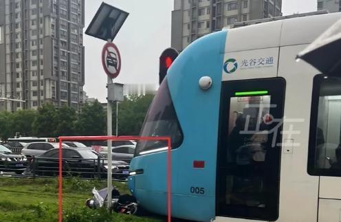 可以想象的出来骑车的人是怎么自信冲灯的。。。要知道有轨电车体积大、刹车距离长，路