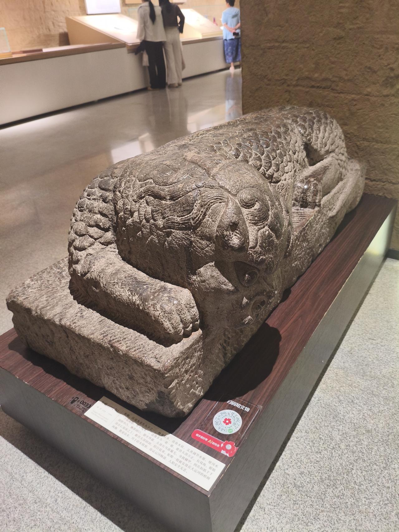 蚣蝮（gōng fù），又称吸水兽，是中国古代神话传说是龙生的九子之一。好水，头
