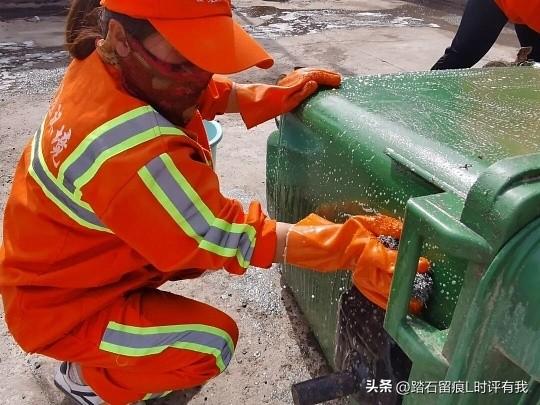 今天上午在马路上散步，看见一个60岁左右的保洁阿姨，在专心致志擦洗路边儿垃圾桶和