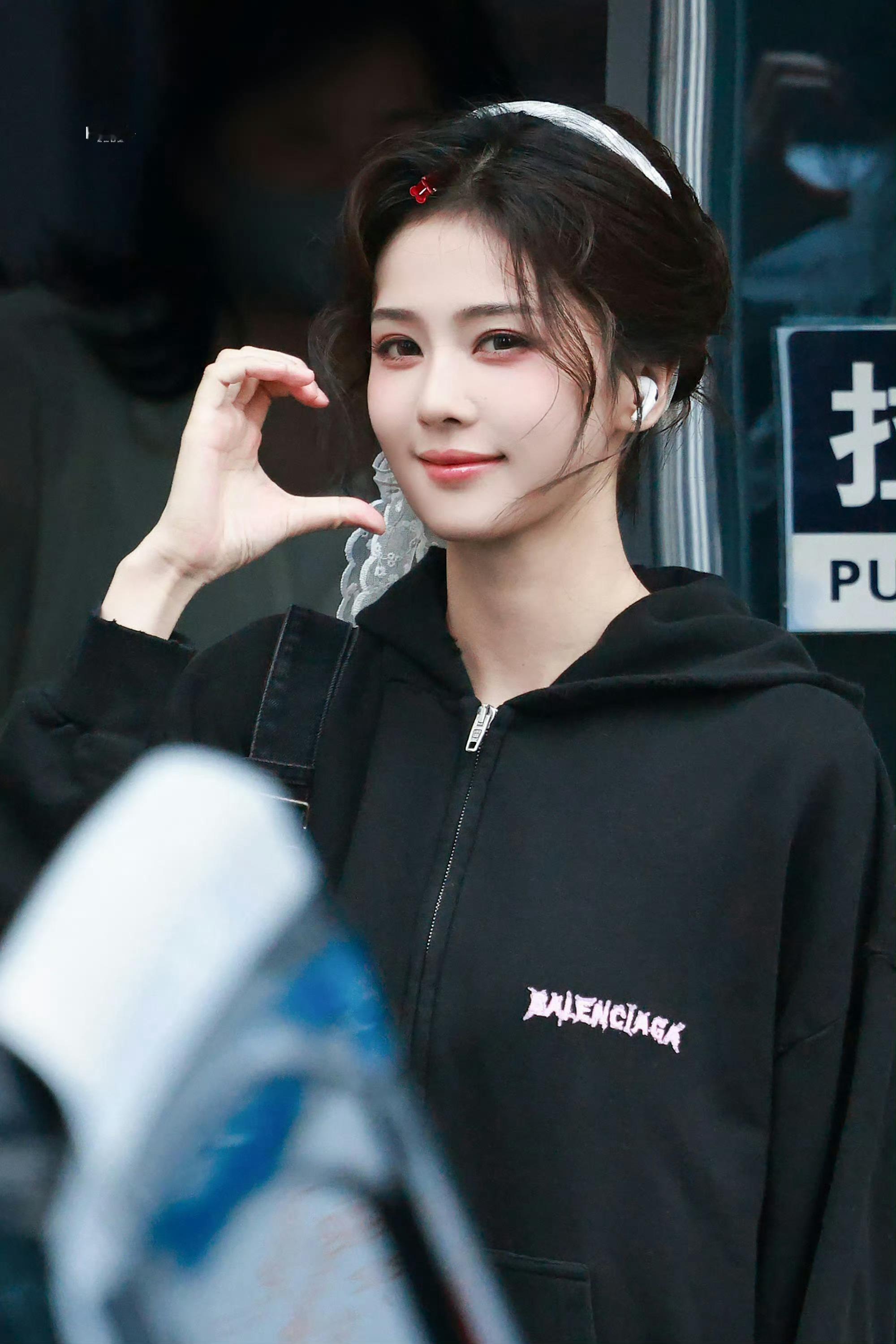 白鹿莫离好六上班路透你好星期六 白鹿上班路透来了，好美！ 