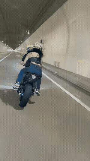 老话说的好：不作死就不会死！大家看这对男女在隧道里骑着摩托疯狂飙车，还时不时做出