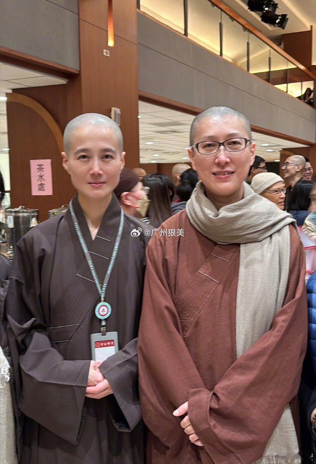 黄安：我有两个亲妹妹，先后剃度出家了！图一：我的两位妹妹：右为见脉法师，1996