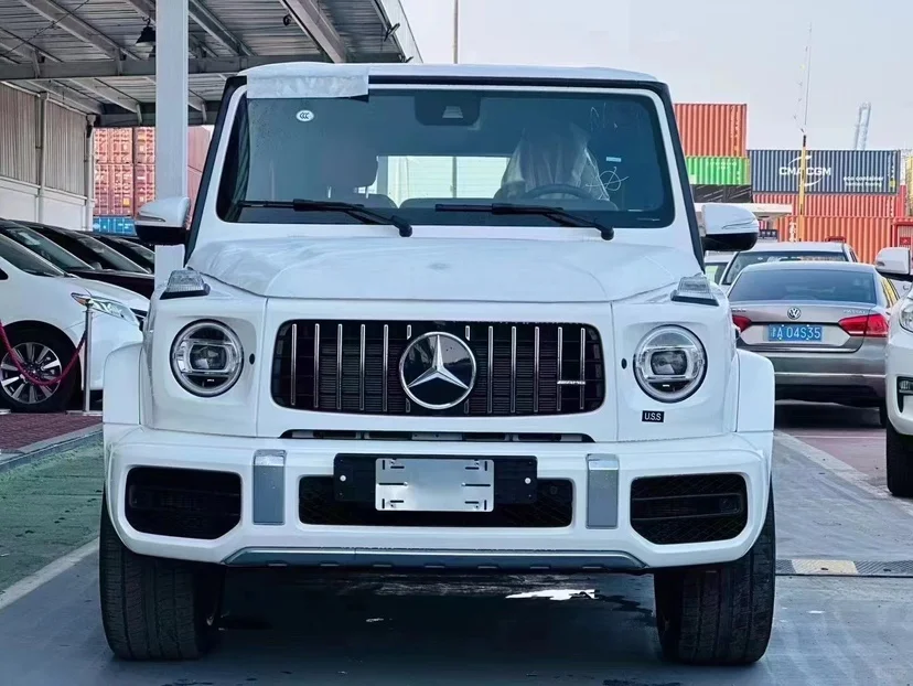 215万提24款奔驰G63 白红