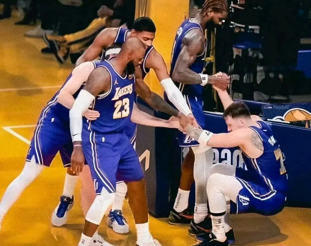 德隆詹姆斯和东契奇：我看过一些关于他俩的片段……感觉他好像不太喜欢东契奇，比如看