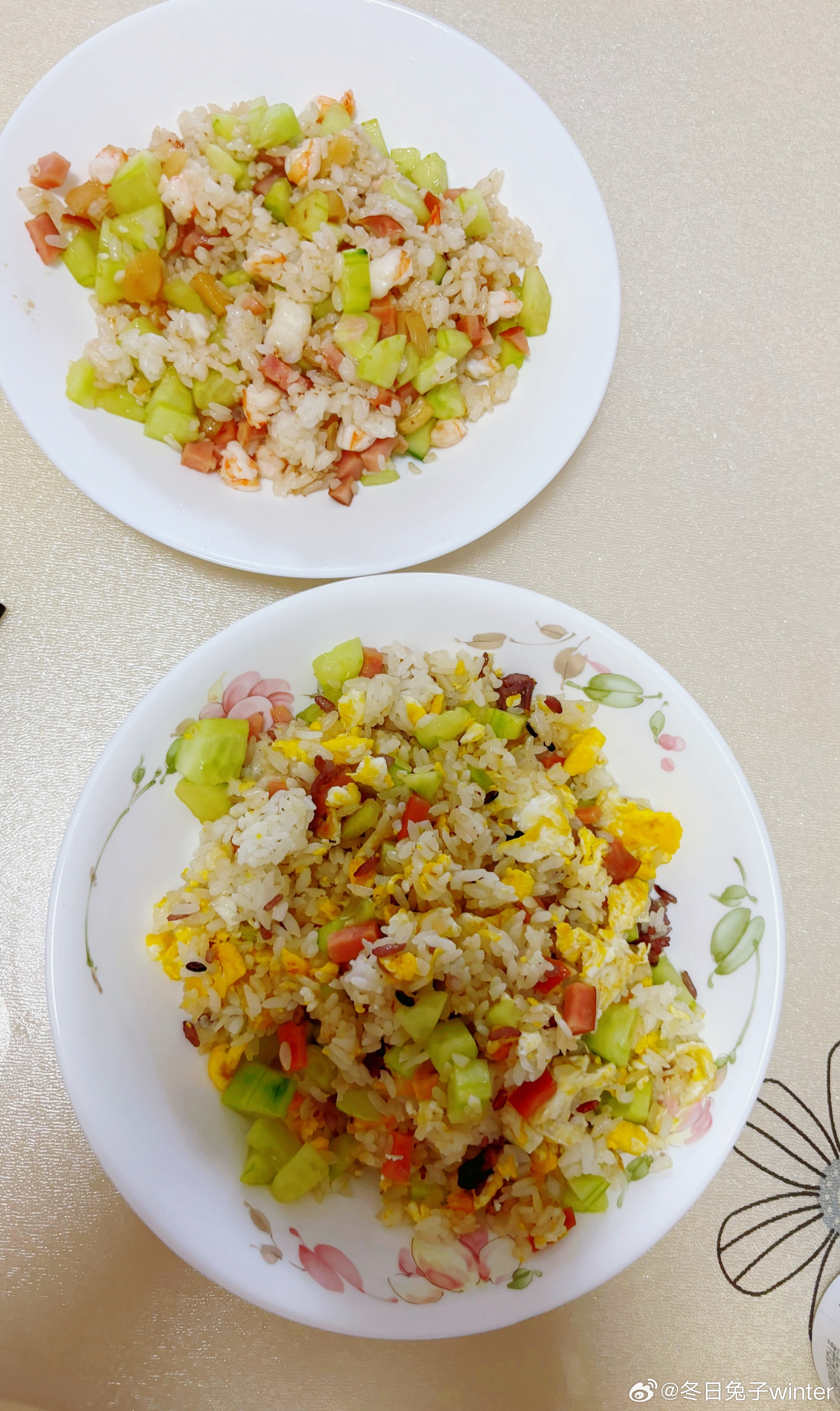 今天必须晒一下我的得意之作～炒饭！大宝的是鸡蛋火腿黄瓜丁蛋炒饭，小宝不能吃鸡蛋，