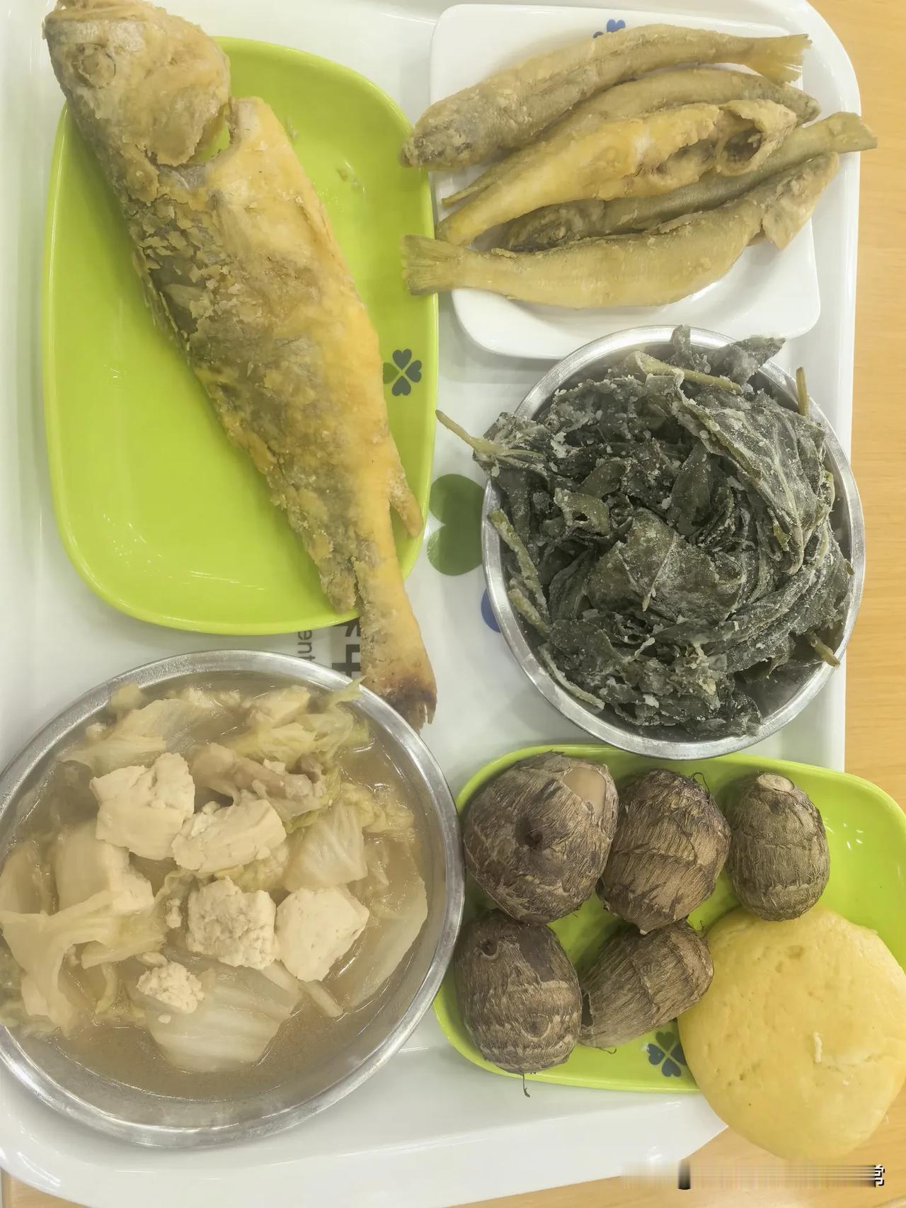 现在，我在宏远颐养中心养老院的自选餐食堂吃饭，能完全满足了以上要求。
例如：图1