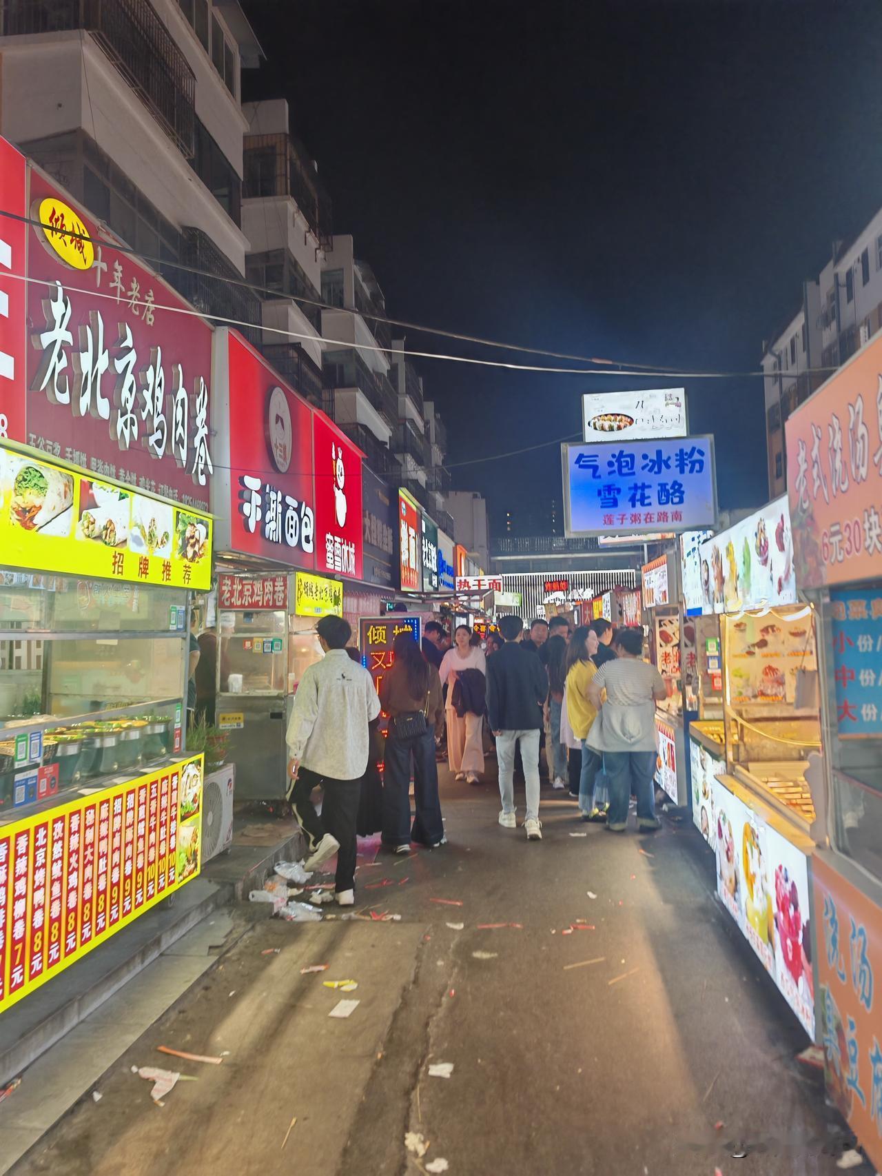 小吃不小，价格普涨！

住的地方离小城的美食街也就100米，平时也是很少去，但那