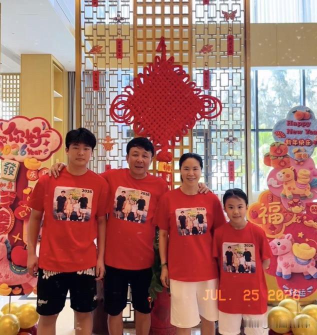 王楠家那小子郭麒，才15岁个头就窜到一米八了，还是个妥妥的学霸。按理说这条件，家