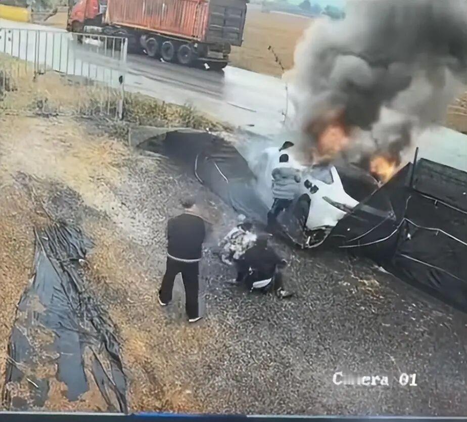 国家为何出台新标准要求车企采用半隐藏式门把手呢？
近期网络上传播的一起电车起火事