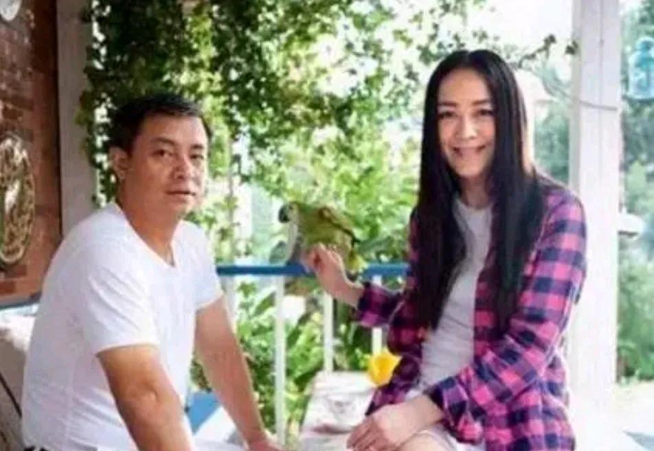 李大双和李小双兄弟俩结婚多年都没有孩子。
都说文体不分家。他们兄弟俩娶的都是演艺