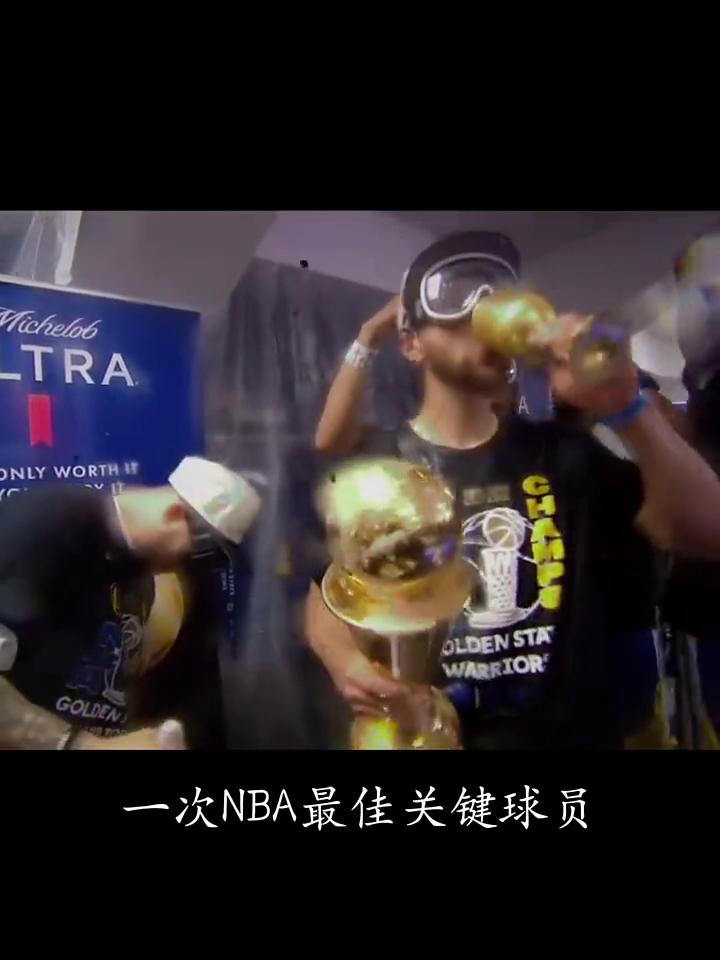 NBA历史最佳三分王斯蒂芬·库里荣誉解说出场介绍。
接下来让我们隆重有请NBA历