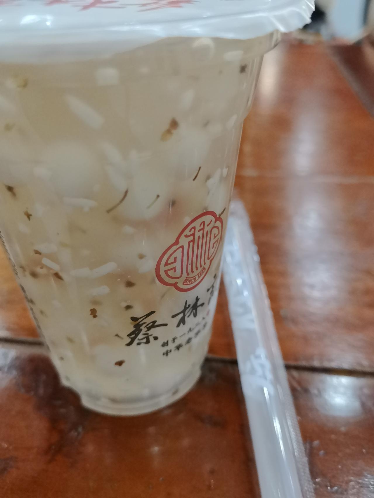 今天正坐在办公室，突然一牛高马大的男子快步走进来，直奔前台，大声问谁是某某某？前