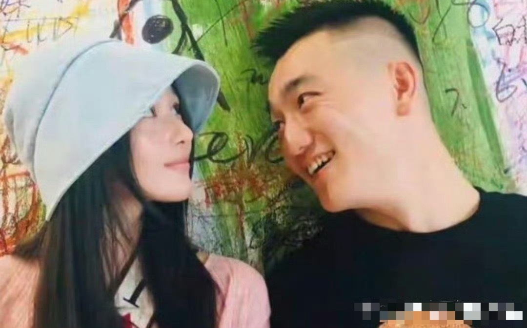 张馨予这波恩爱秀得太甜了！8月1日是结婚7周年纪念日，也是何捷37岁生日，双喜临