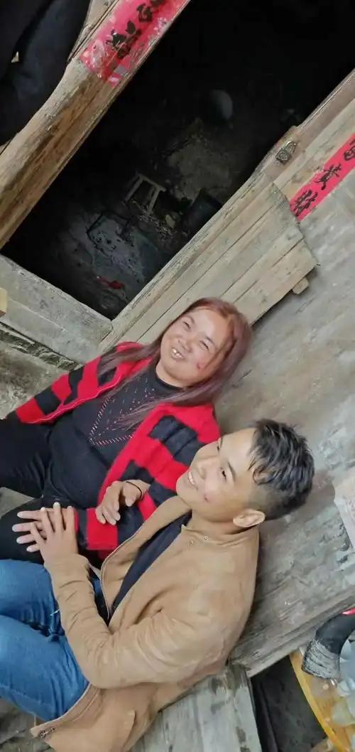 云南，13岁的农村男孩盘江龙成为"小爸爸"，艰难地养活5个孩子，从来不跟他们一起