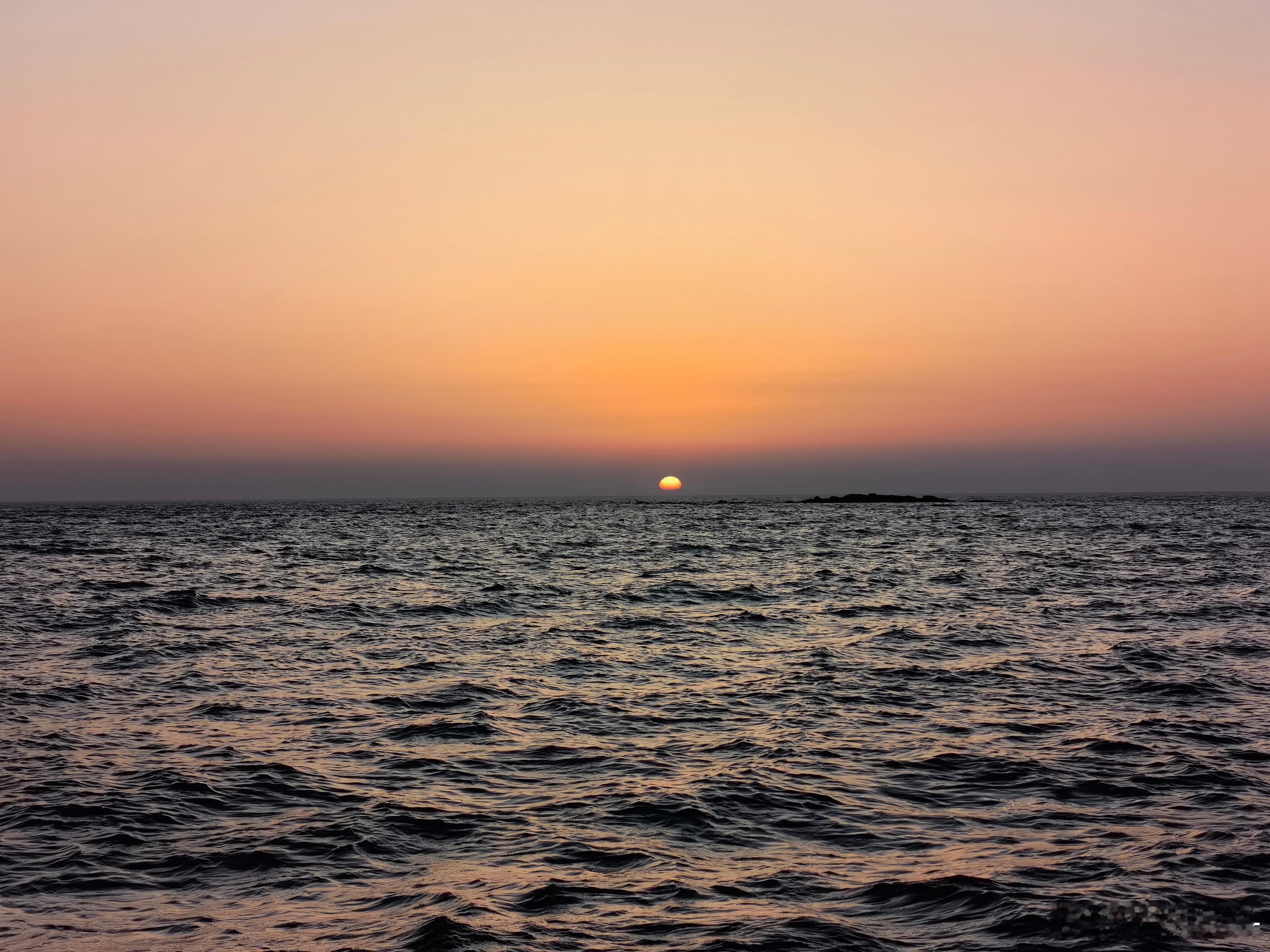 #和喜欢的人一起看日落# 夕阳西下，大海边静谧而安宁，仿佛整个世界都沐浴在这金色