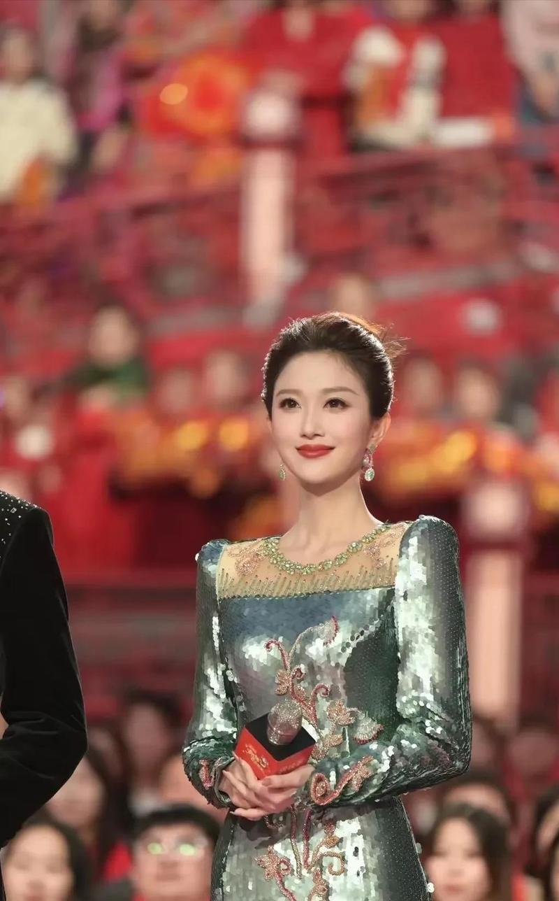 马年春晚迎新！刘心悦解锁央视主会场新身份
 
2026年总台春晚主持人阵容正式官