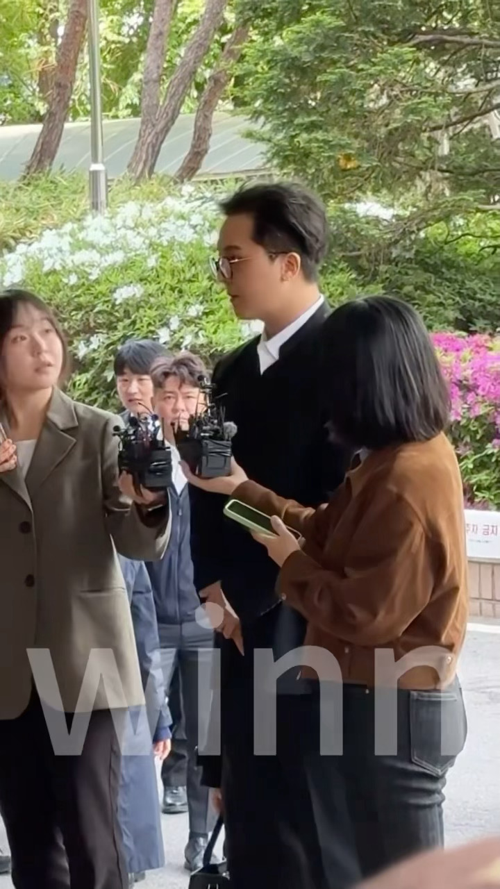 宋旻浩因“懈怠服兵役嫌疑”出席首尔西部地方法院举行的第一次公审。庭审中，宋旻浩坦