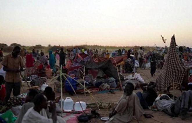 你敢信吗，从太空往下拍苏丹法希尔城，里面的红印子能看得清清楚楚，可这并不是什么风