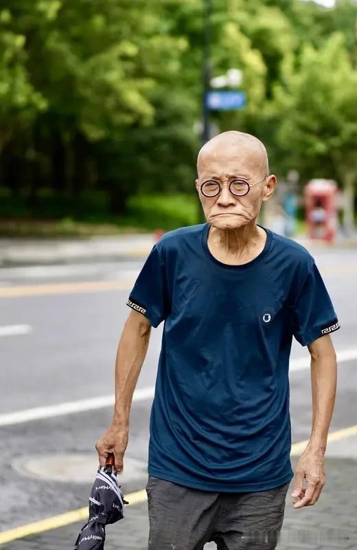 下联:岁过八十老顽童