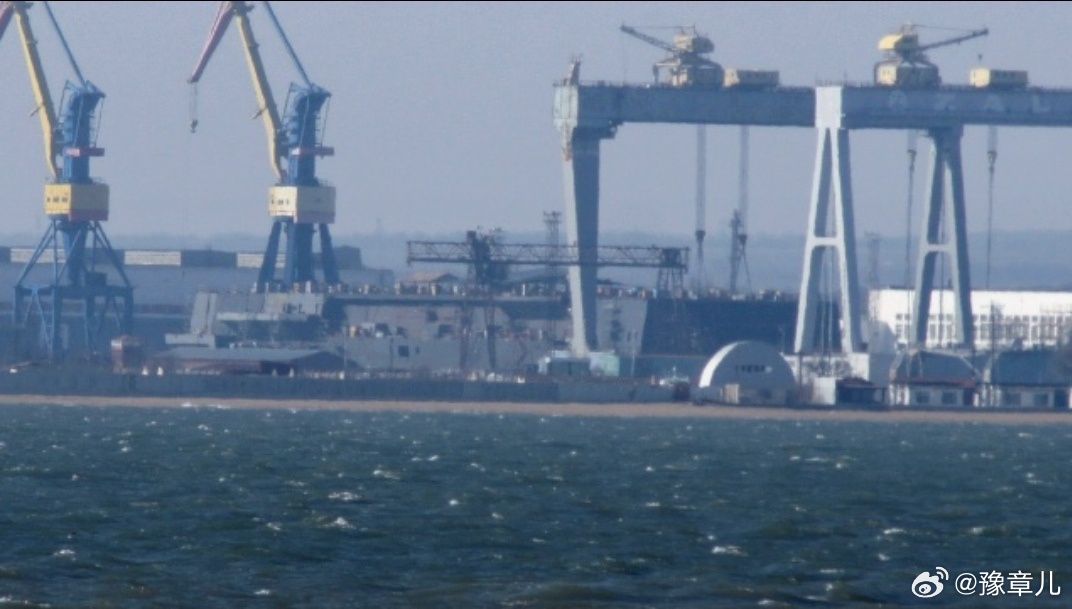 克里米亚海湾造船厂，23900型两栖攻击舰 