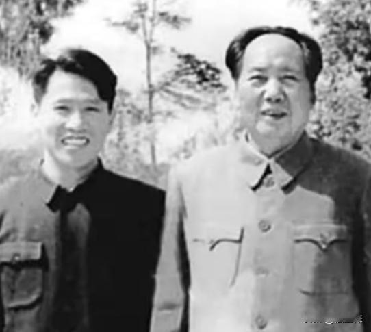 1976年9月9日，一男子在得知毛主席去世后，拿着剪刀就直冲毛主席的房间，来到毛