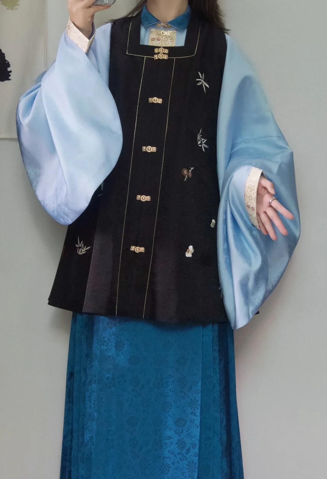 汉服日常｜雀蓝陈娘子与晴空蓝~我真的好蓝
深深浅浅的蓝蓝蓝 蓝色脑袋永远不会放弃