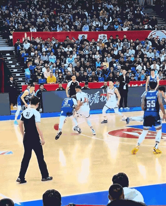 胡明轩两罚一扑奠定胜局！
昨晚广东宏远客战青岛，尽管胡明轩在常规时间并不起眼，表