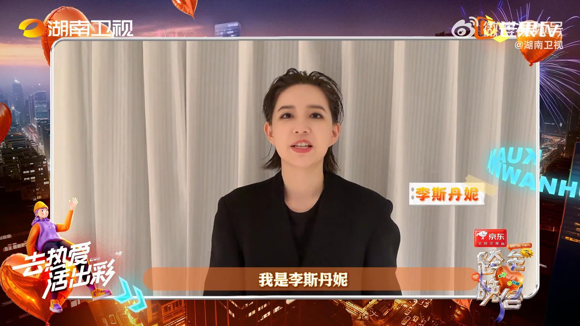 李斯丹妮为演唱会苦练拳击  李斯丹妮2024热爱瞬间除了在沙漠拍的大片，还有在拳