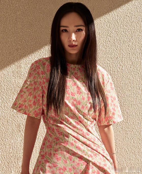 杨幂谈如何做妈妈，杨幂说：“母亲这个角色被很多所谓的责任枷锁，承认自己并不完美。