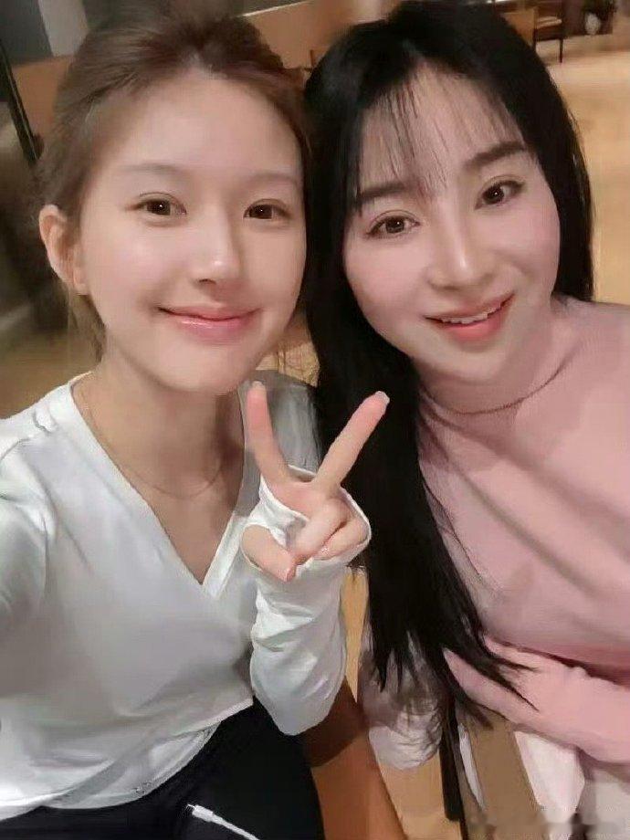 赵露思请小谢和女儿去迪士尼  赵露思简直宠粉天花板，带小谢母女游迪士尼，衣食住行