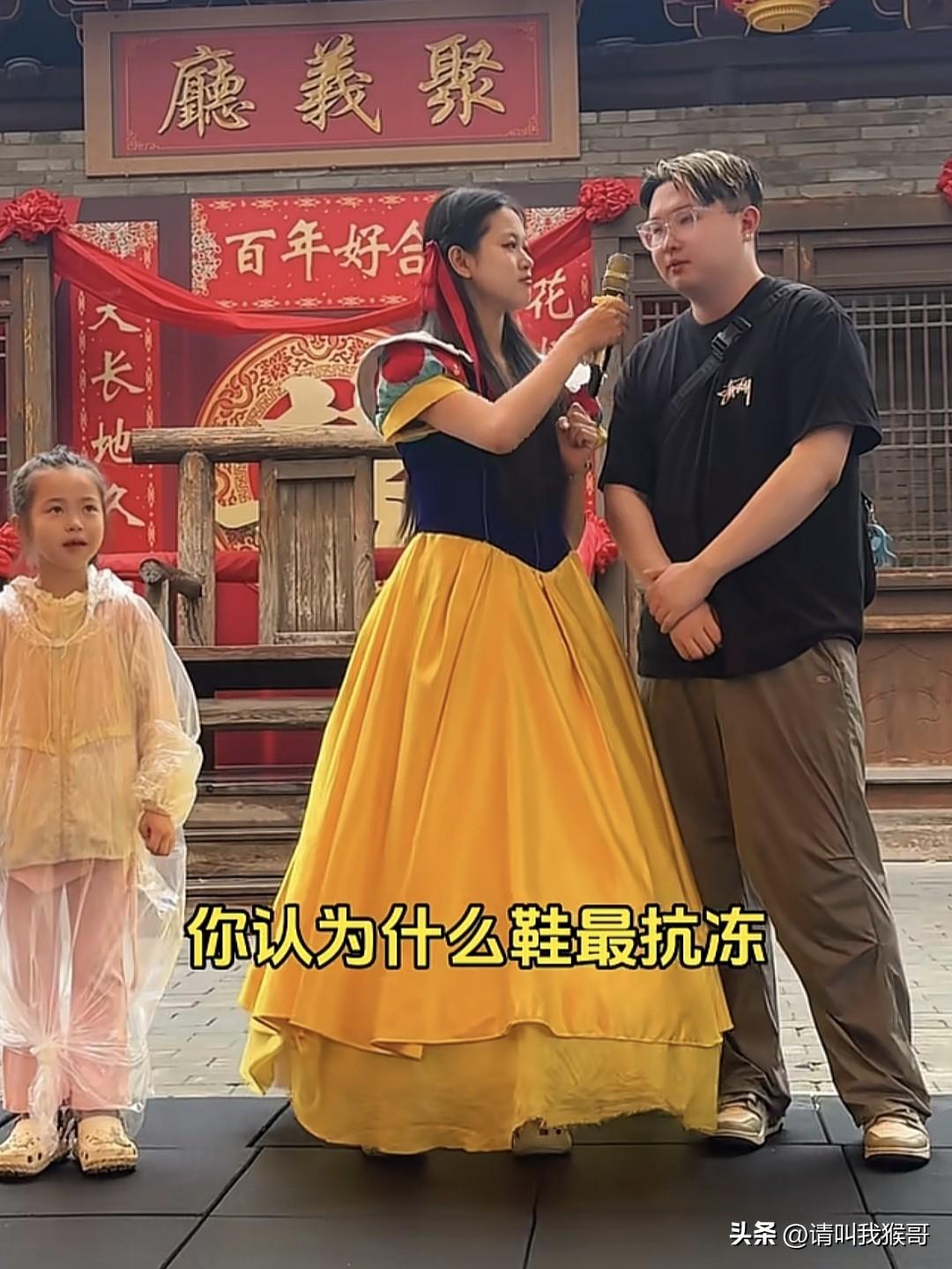近日，晋城司徒小镇一个趣味问答现场，主持人问“你认为什么鞋最抗冻”，旁边的男子回