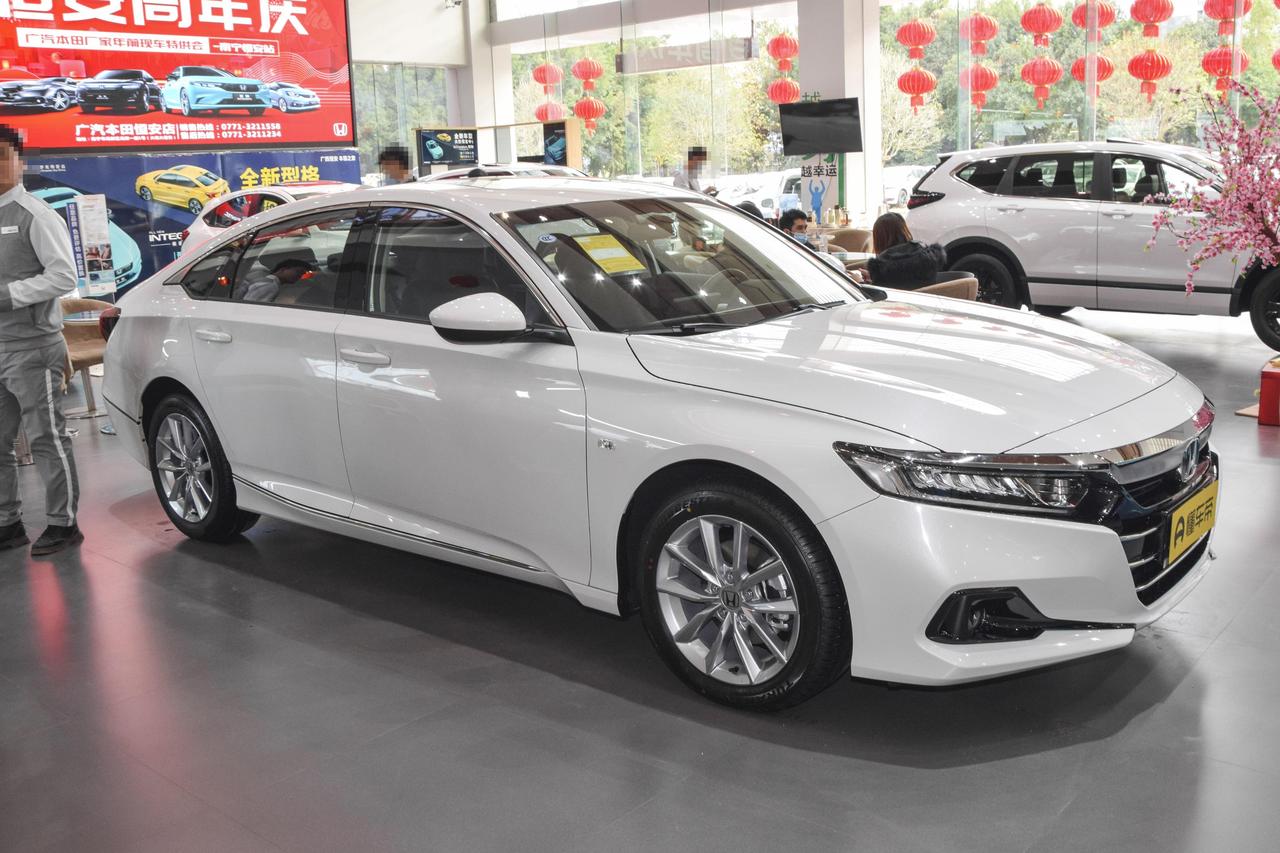 嘿，各位车友，我是本田雅阁260精英版的车主，今天来跟大家晒晒我的年度养车账单。