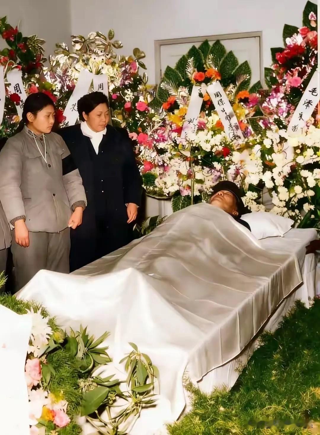 1964年2月，周保中将军的夫人王一知（左二）和女儿周伟（左一）在周保中将军遗体