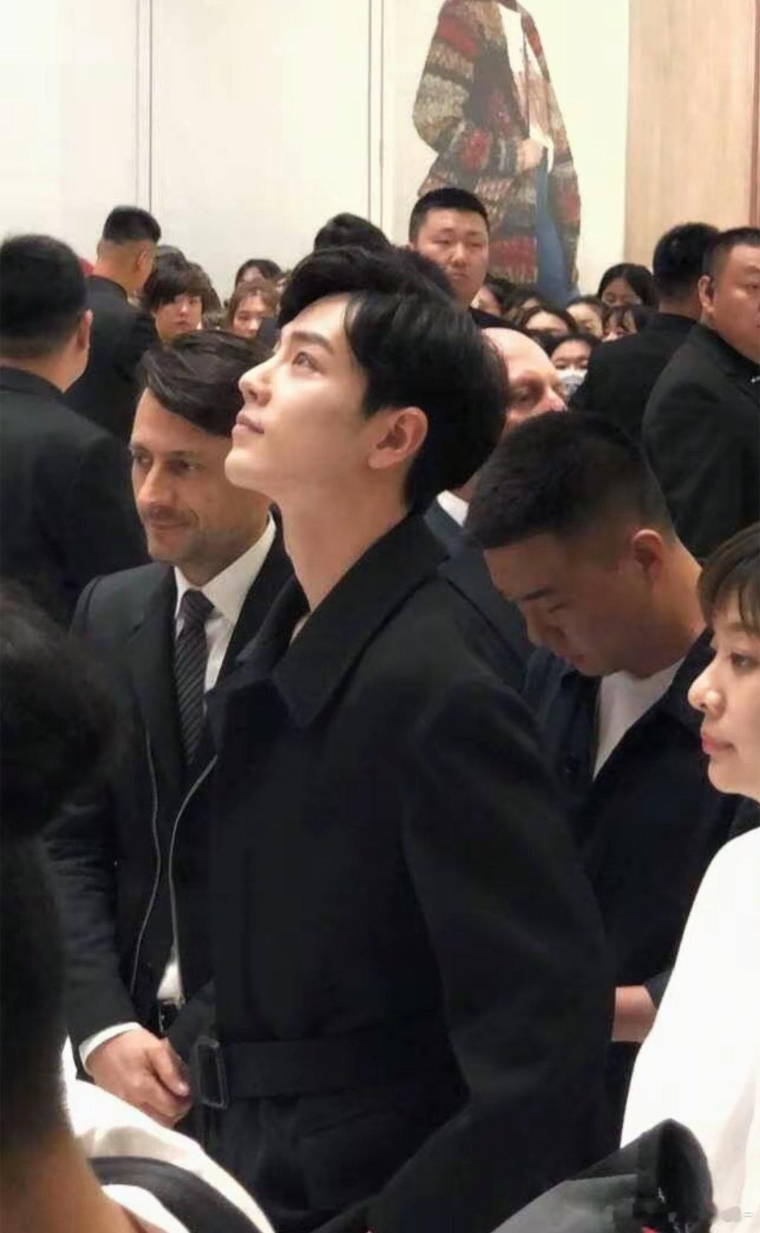 天呐 这个时期的肖战在人群里好突出