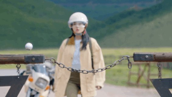 宋冉踩地雷  《白色橄榄树》一上来就这么刺激吗，记者宋冉独自撤退踩到地雷，还好被