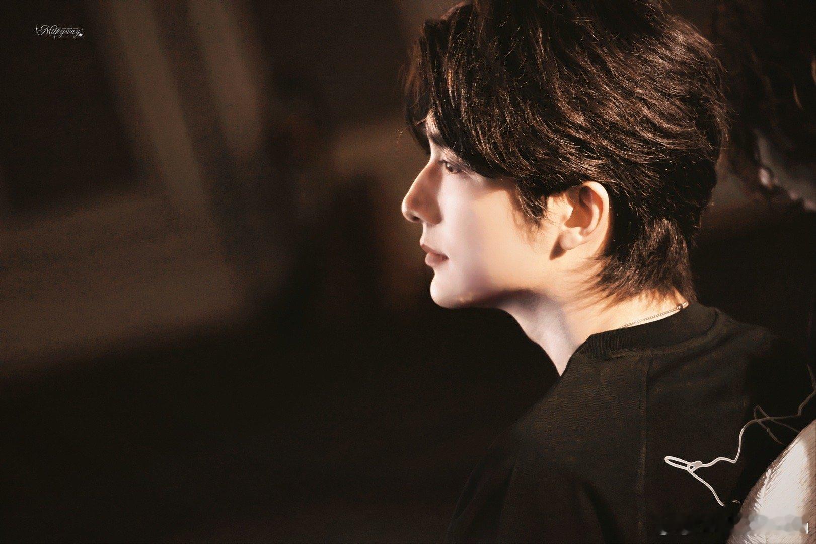 张新成和春晚机器人握手了 抓住一个萌新成！有这么可爱的本哥是我的福气 