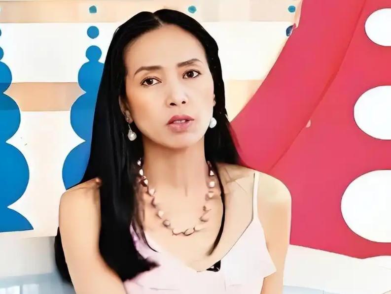 1976年，19岁的许纯美去富豪家玩时，被李文清强暴却不幸“中彩”，为了面子，许