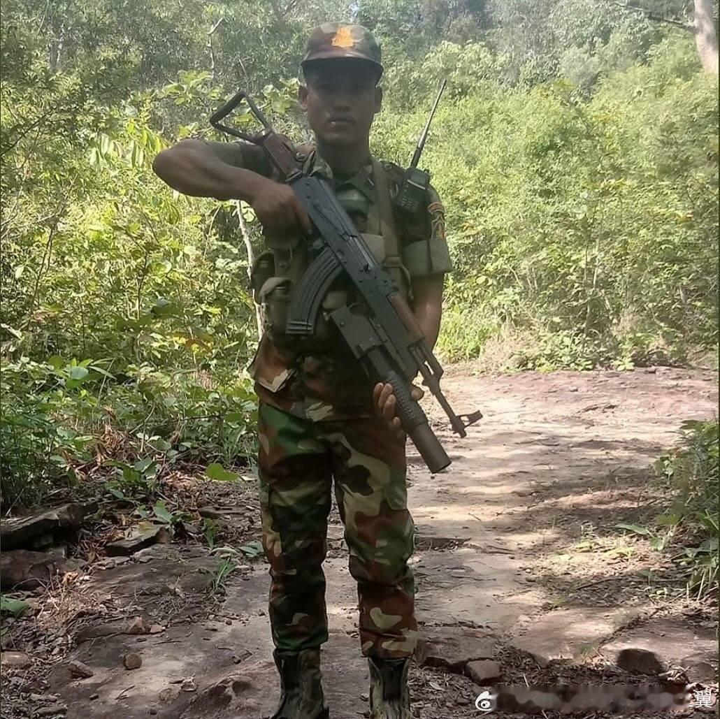 装备56式突击步枪和LG2枪挂式40mm榴弹发射器的柬埔寨士兵泰柬冲突 ​​​